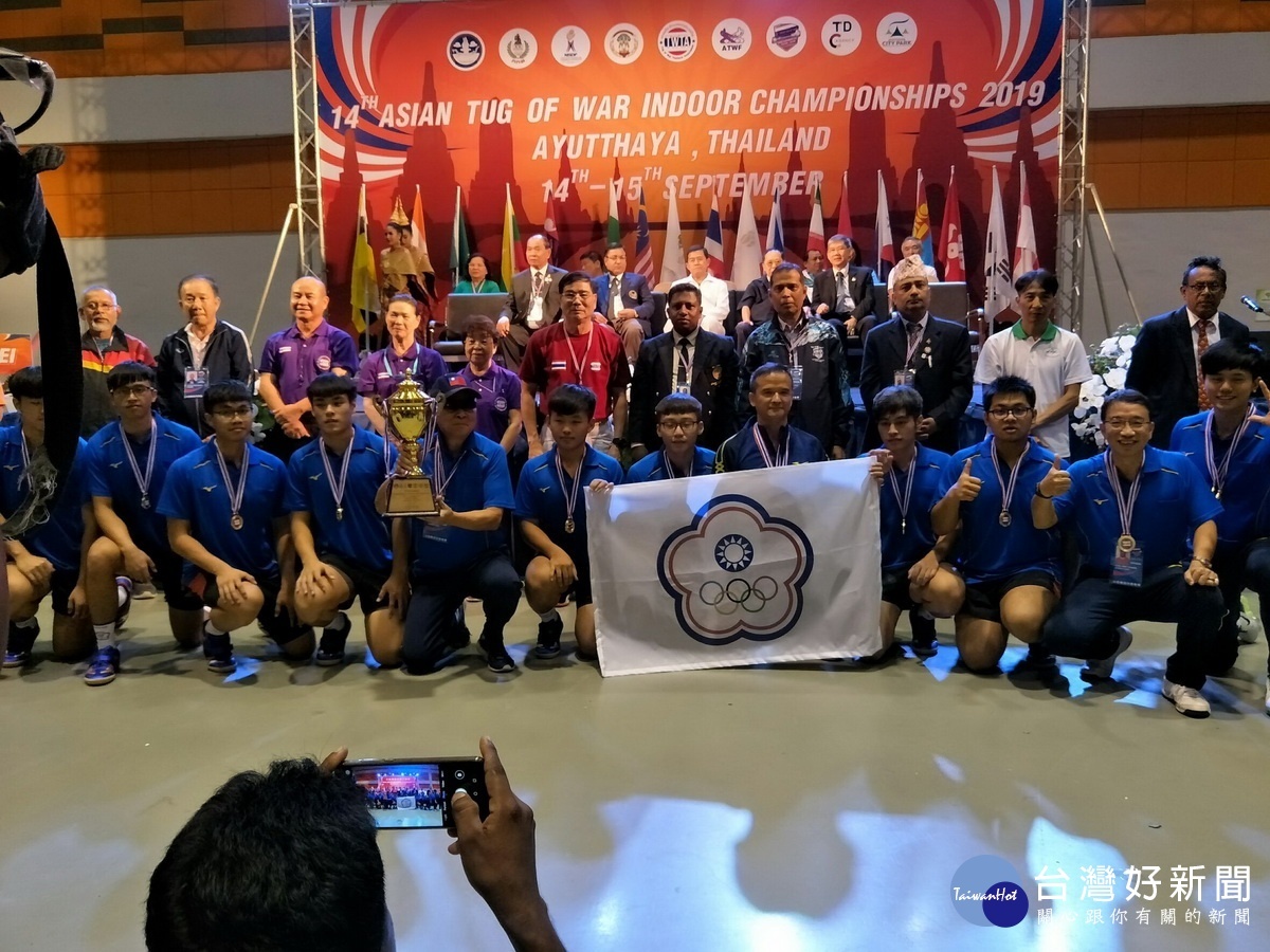 國立南投高中男女拔河隊獲亞洲盃雙料冠軍。（投高提供）