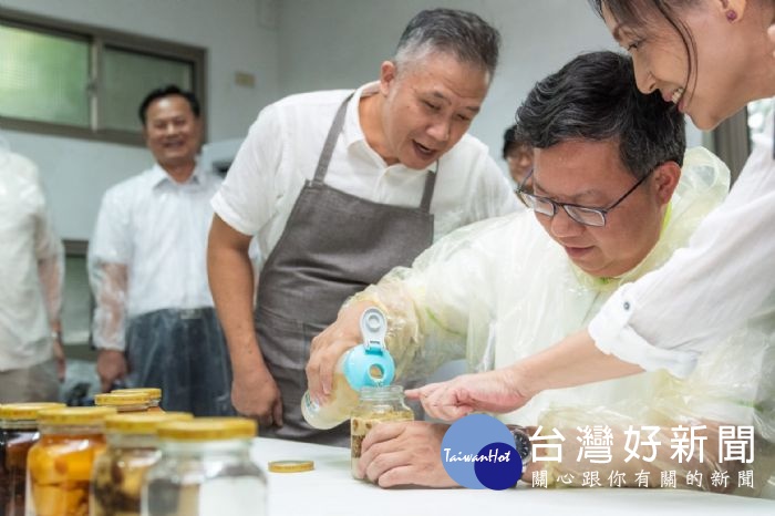 市長體驗「眷香腐乳」活動,與市民朋友一起做出香濃好吃的豆腐乳