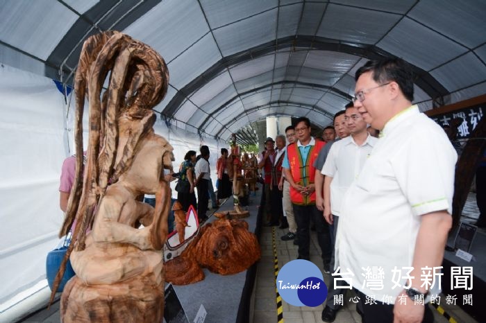 市長參觀木雕作品展示區