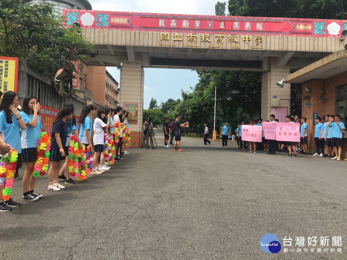 在校同學準備歡迎選手。(記者扶小萍攝)