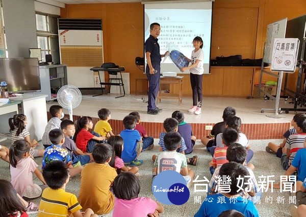水林警方現場實務經驗宣導亦搭配有獎徵答,學生反映熱烈,師生們深感受益良多,給予警方大大的感謝與肯定。