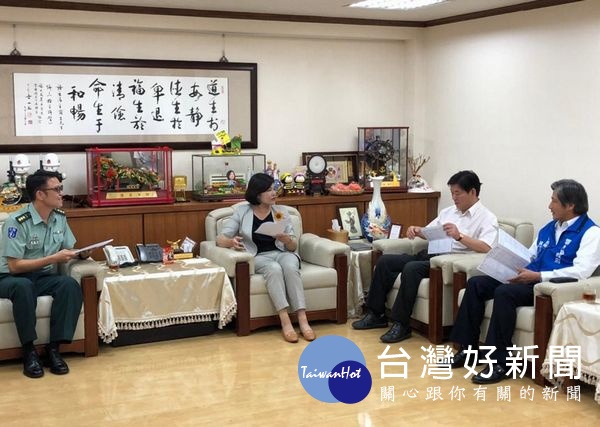 雲林縣後備指揮部為推展動員整備及災害防救工作,指揮官林鼎育上校特拜會縣長張麗善,深化軍民合作機制。