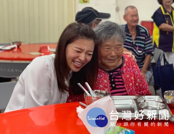 土庫鎮老人福利協進會長青食堂舉行揭牌儀式，縣長張麗善及青埔教育基金會董事長張嘉郡與志工到場為長輩們做「芳療」服務，同享樂活時光。