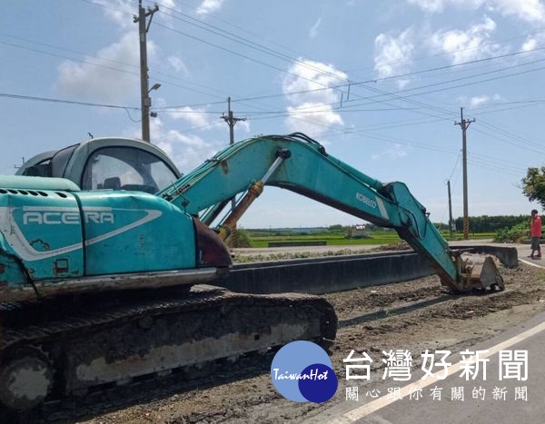 蔦松派出所警員受理民眾報竊挖土機，本於同理心積極查贓逮賊，深獲民眾肯定po網感謝，分局長王立德亦頒獎表彰。