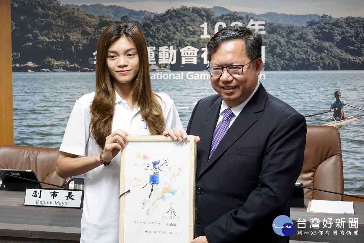 桃園市長鄭文燦委託插畫家作畫,送給獲得2019拿坡里世大運跆拳道女子53公斤金牌選手蘇柏亞。