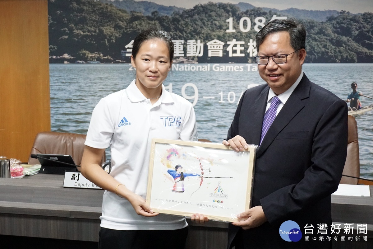 桃園市長鄭文燦委託插畫家作畫,送給獲得2019拿坡里世大運射箭金牌選手彭家楙。