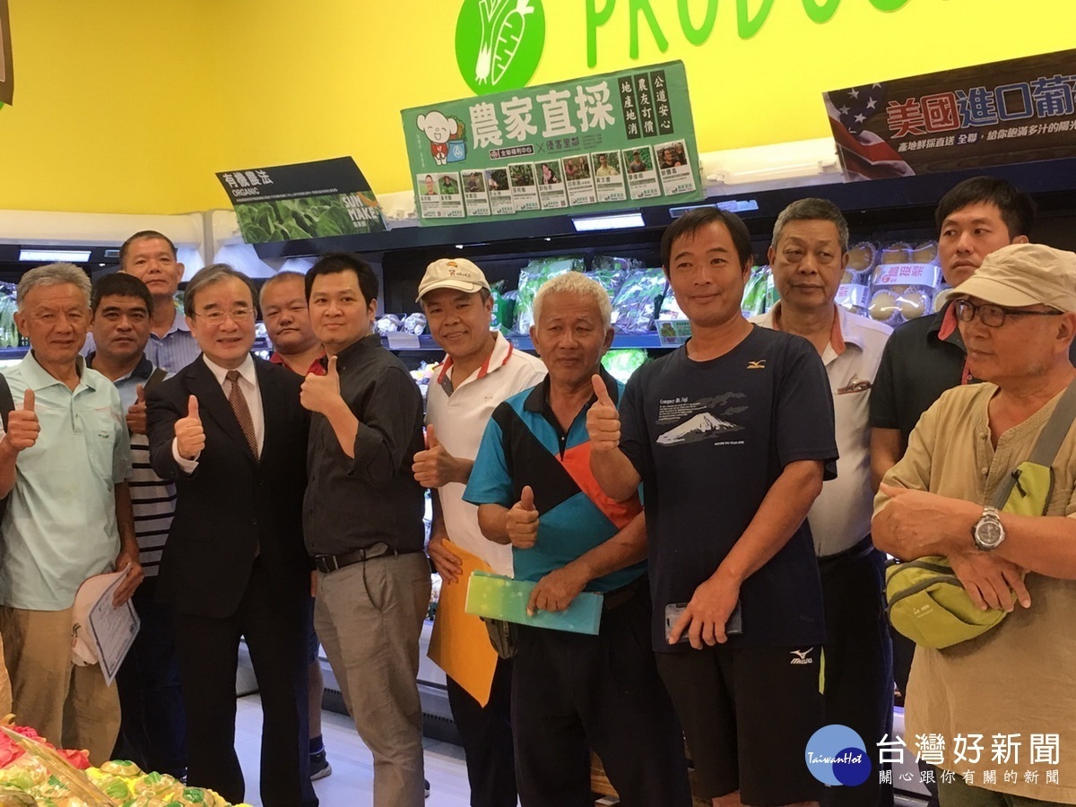 農糧署長胡忠一與農友合影。(農糧署提供)