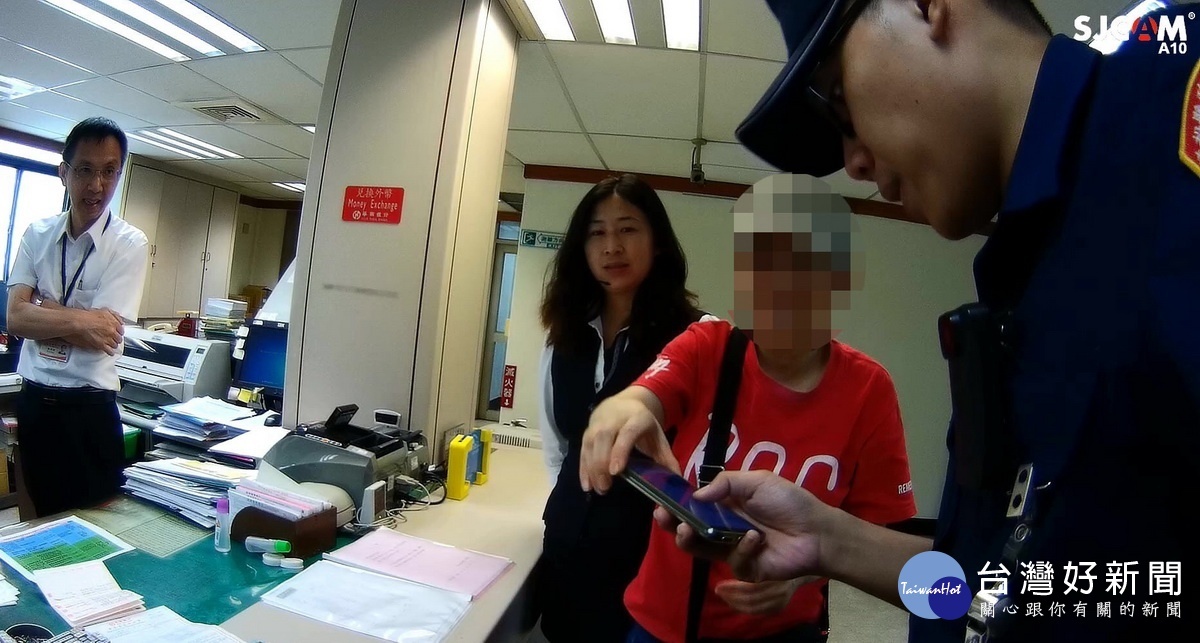 警方行員勸阻。(草屯分局提供)