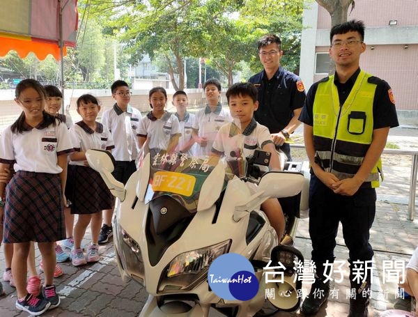 北港分局為強化交通安全宣導觀念,前往鄰近國小執行「護童專案」及犯罪預防、交通安全有獎徵答活動,學生發表踴躍,成效良好。