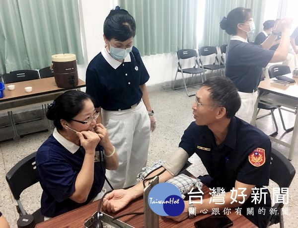 北港警分局108年上半年共有6個單位,合計7案勤業務獲得雲林縣警局評列績優,分局長王立德於「聯合勤教」公開頒獎表揚,激勵士氣。