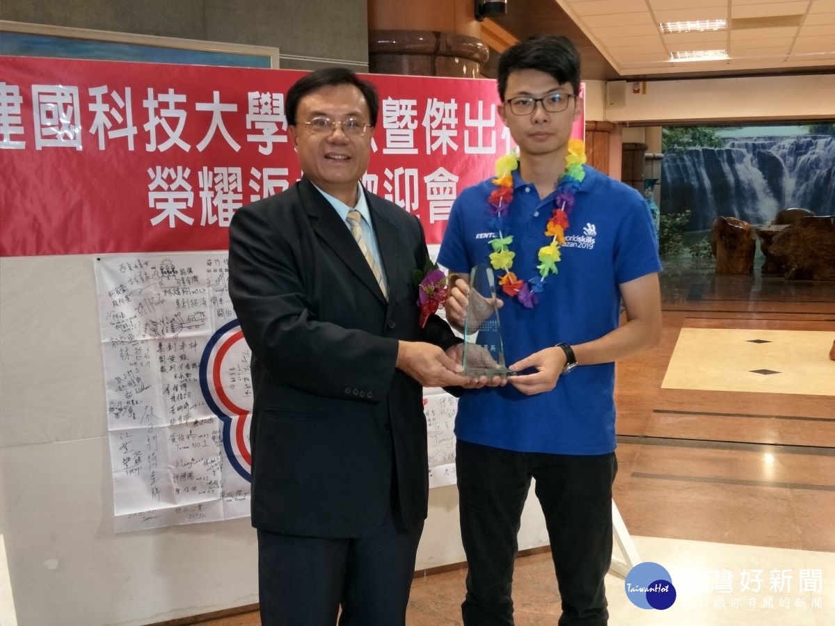 校長江金山頒獎鼓勵校友盧廷嘉為國爭光。圖/記者鄧富珍攝