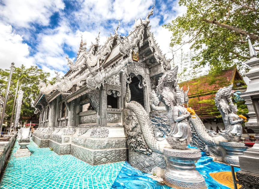 銀廟的主殿是由白銀建成的寺院,裡面供俸著釋迦牟尼佛,在夜光的投射下顯得神秘莊嚴。(圖/暢遊旅行社提供)