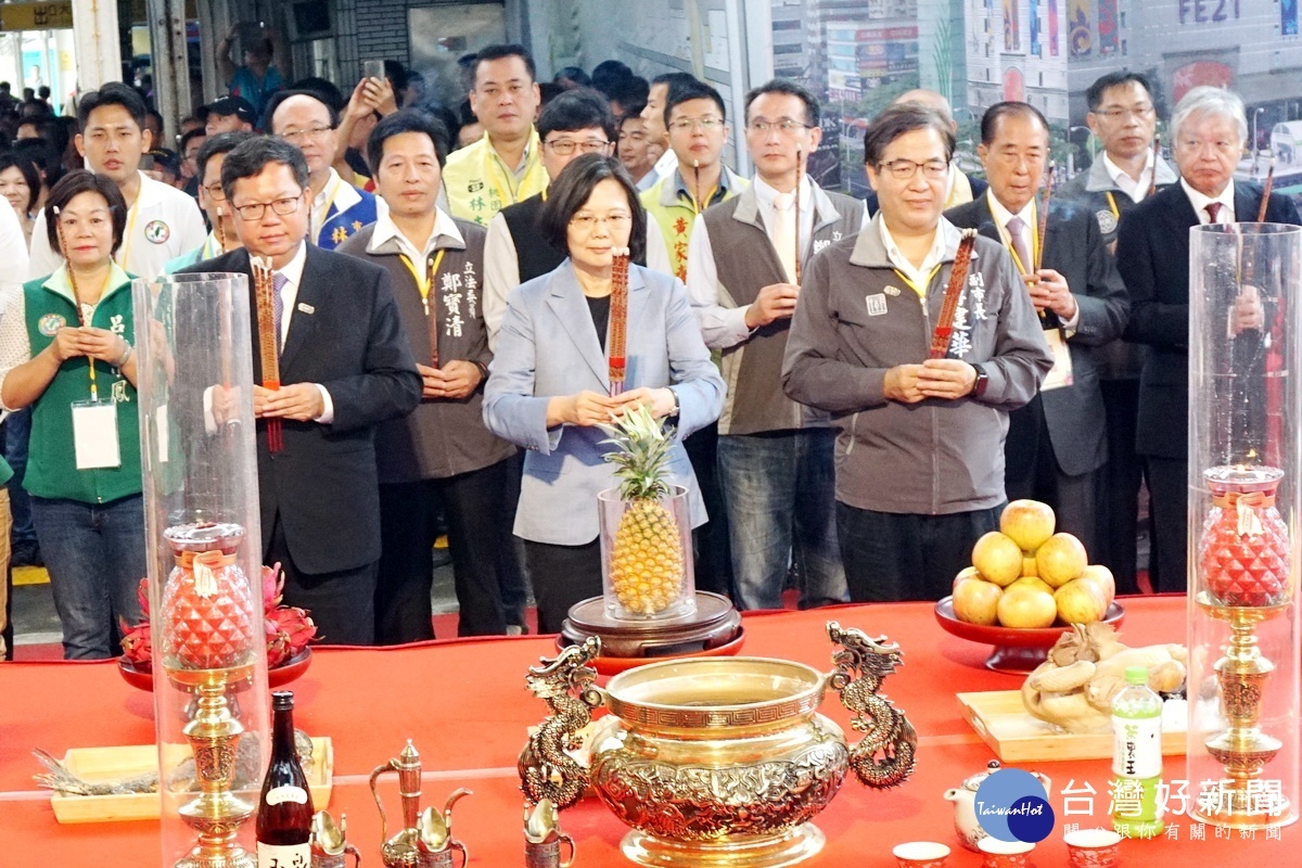 桃園市捷運綠線GC03標地下段潛盾工程舉行開工祈福典禮,蔡英文總統與桃園市長鄭文燦等人共同焚香祈福。