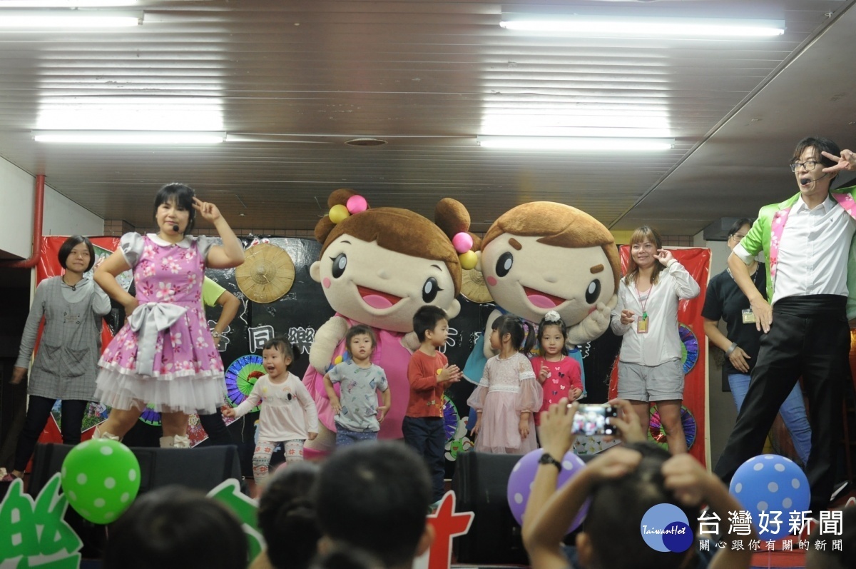 小朋友爭相與阿弟阿妹互動,並隨著音樂以及台上哥哥姐姐的帶領,舞動小小的身軀演唱客家童謠。