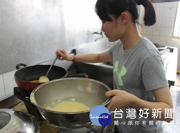 雲林縣後備指揮部為提供官兵更多美食選擇,由餐飲專長的楊佳欣上兵等成立烘焙社,製作湯包等美味小吃讓官兵享用,大家讚不絕口。