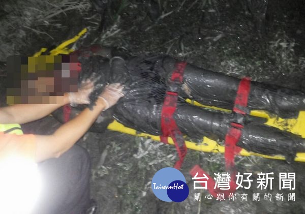 婦人疑與家人吵架負氣跳入牛挑灣大排,北港警方與消防隊員等合力將身陷泥淖的婦人救起,緊急送醫搶救,亦呼籲尊重生命,避免憾事發生。