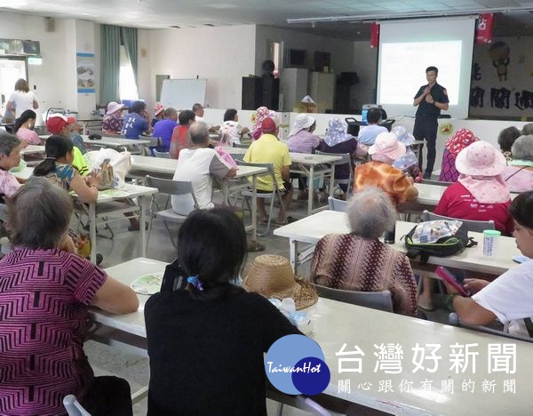 北港警方至口湖鄉第二老人文康活動中心講授交通安全知識，落實維護年長者行的安全，亦提升反詐騙意識，深獲民眾肯定。