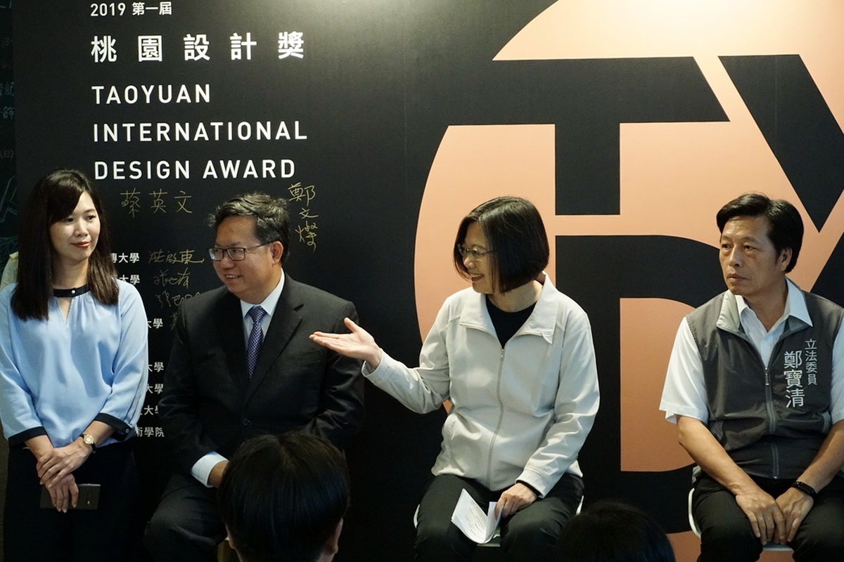 蔡英文總統參訪興光堡壘青年創藝聚落,和「桃園設計獎」參賽年青人話家常。