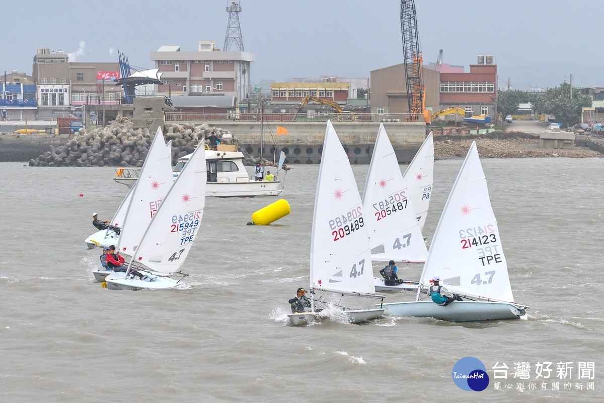 108全運會首金賽事帆船完賽，選手們在風雨中展現高昂鬥志。
