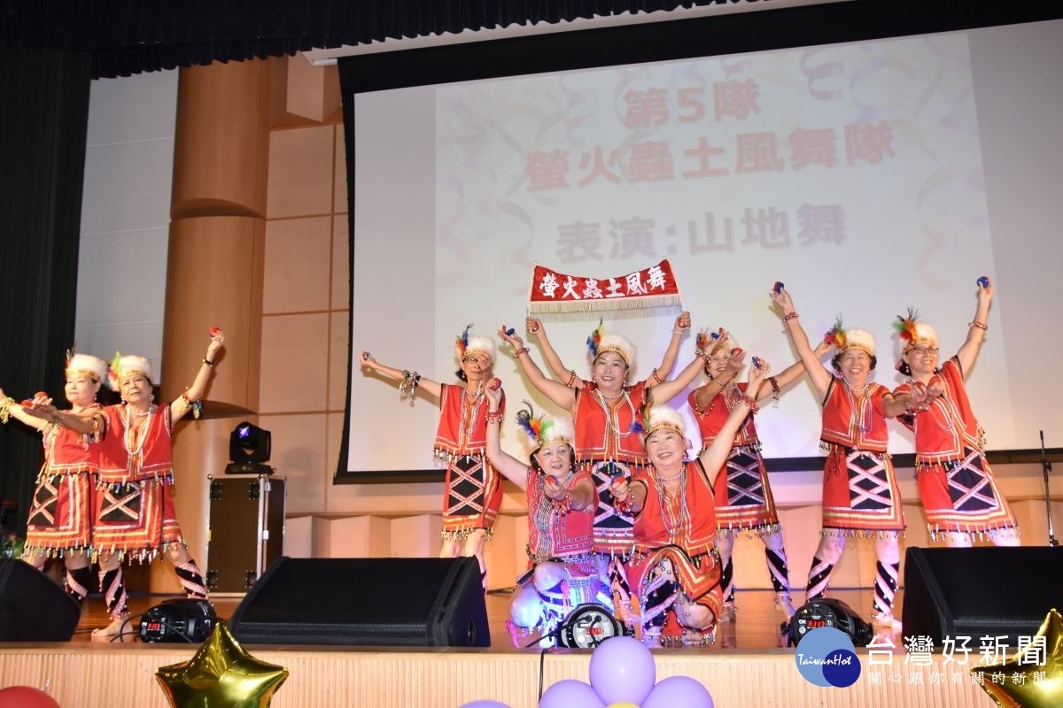 螢火蟲土風舞隊表演原住民歌曲「阿美三鳳」舞蹈。
