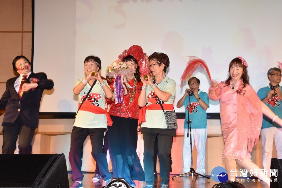 池尚美笛隊的陶笛搭配舞蹈,豐富整個表演。