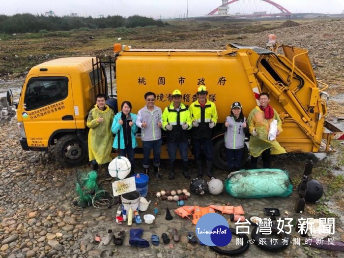 桃市府海岸管理工程處與行政院農委會林務局新竹林區管理處,共同舉辦大型淨灘活動,讓原本髒亂的海灘迅速恢復乾淨。