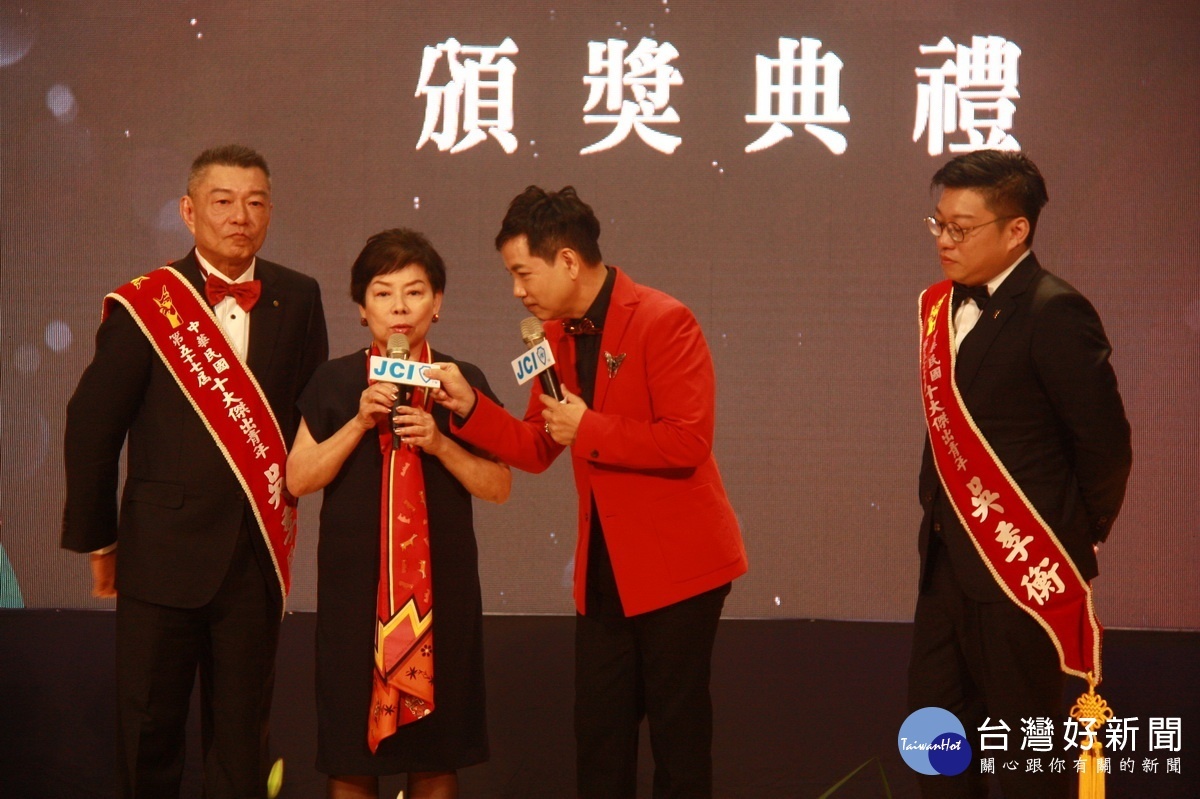 吳季衡與吳季剛的雙親上台感謝。(記者扶小萍攝)