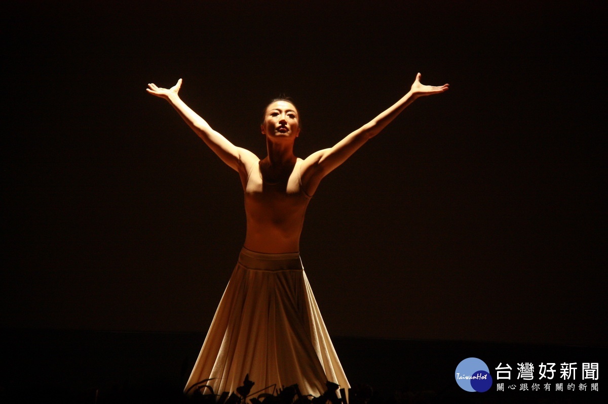 國際舞蹈家季綾表演獨舞。（記者扶小萍攝）