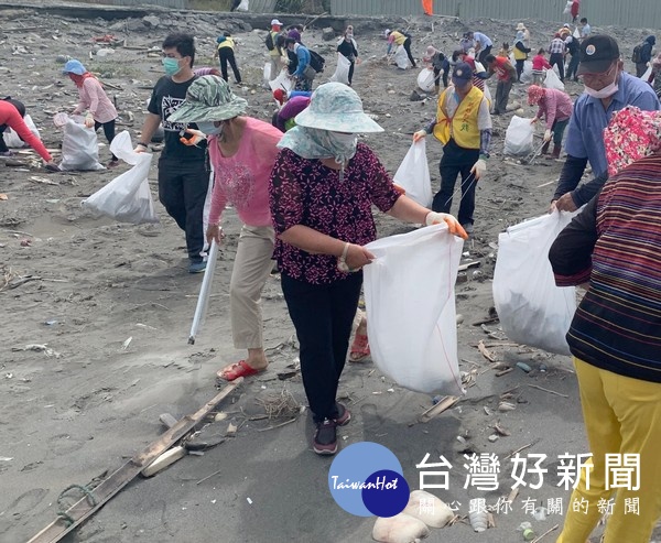 台塑企業攜手麥寮公所、海巡署岸巡隊及荒野保護協會響應國際淨灘日，動員五縣市企業聯合舉辦淨灘活動。