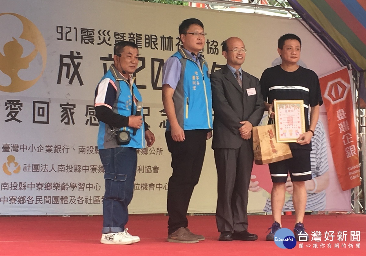 致贈感謝狀予企業及個人。(記者扶小萍攝)