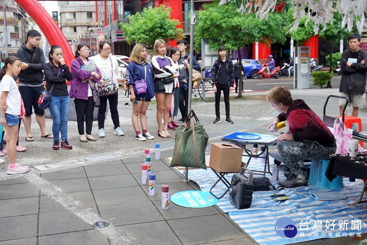 「約會衣夏吧！」活動中，桃園在地業者市集銷售展演吸引民眾圍觀。