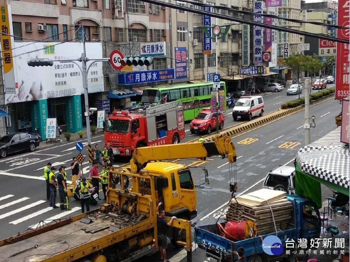 員林發生貨轎兩車碰撞衝進早餐店 造成10人輕重傷1名軍人截肢