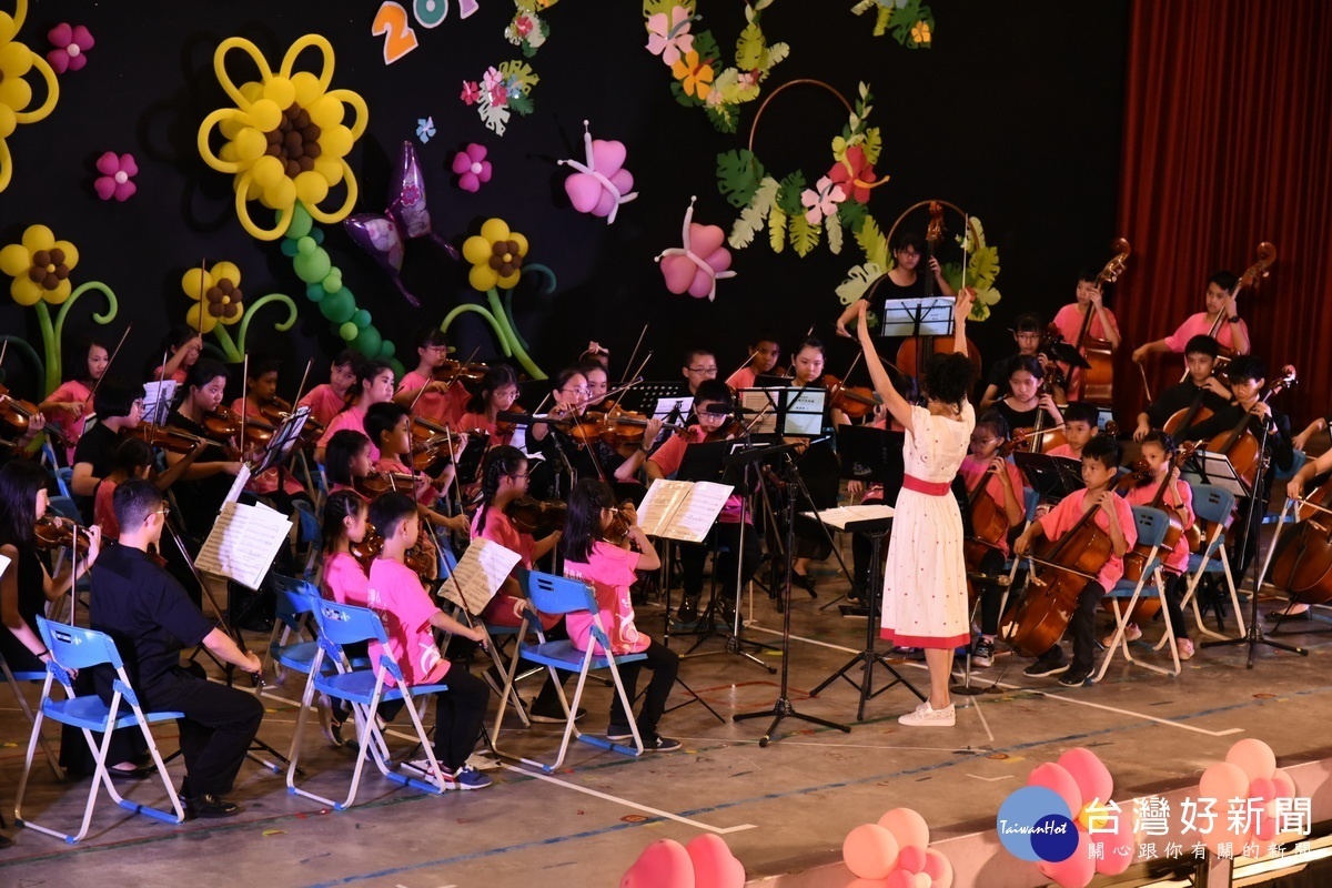 大成國中、埔里國小弦樂大合奏，為921災民祈福，也為重生20年後帶來光明、希望與愛。