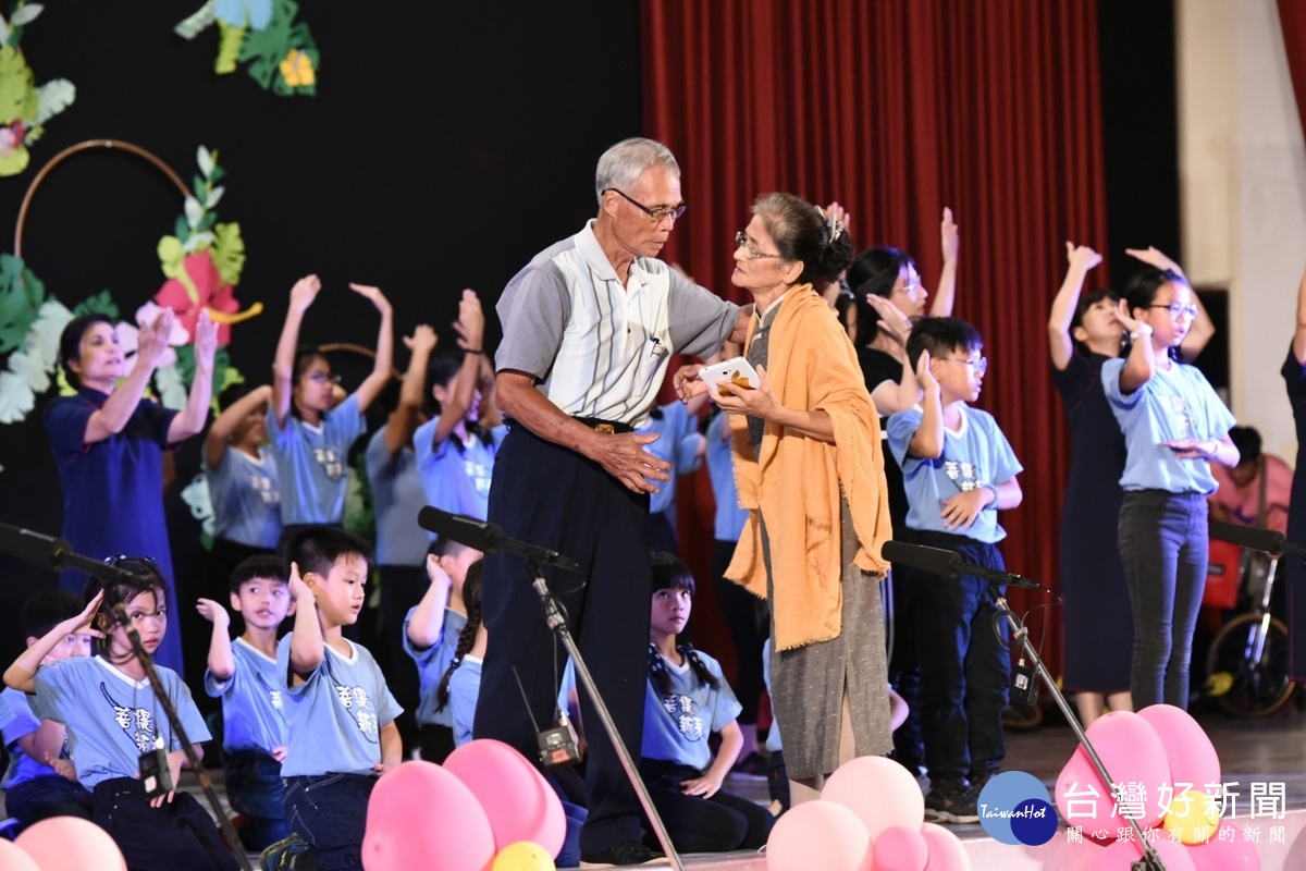 慈濟志工與埔里國小學生共同演出《父母恩重難報經－跪羊圖》，宣揚行善、行孝不能等。