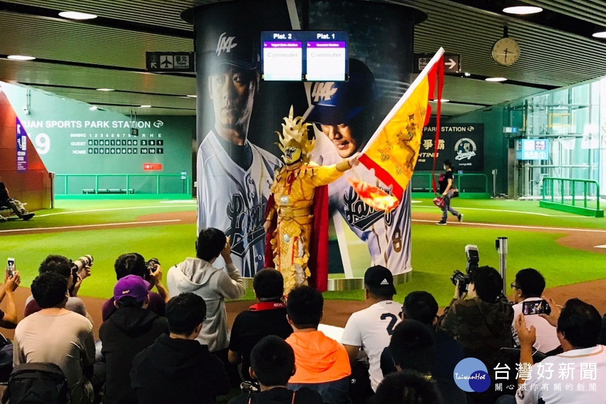桃捷公司舉辦「桃捷魔法”棒”」活動,現場變臉表演吸引大家目光。