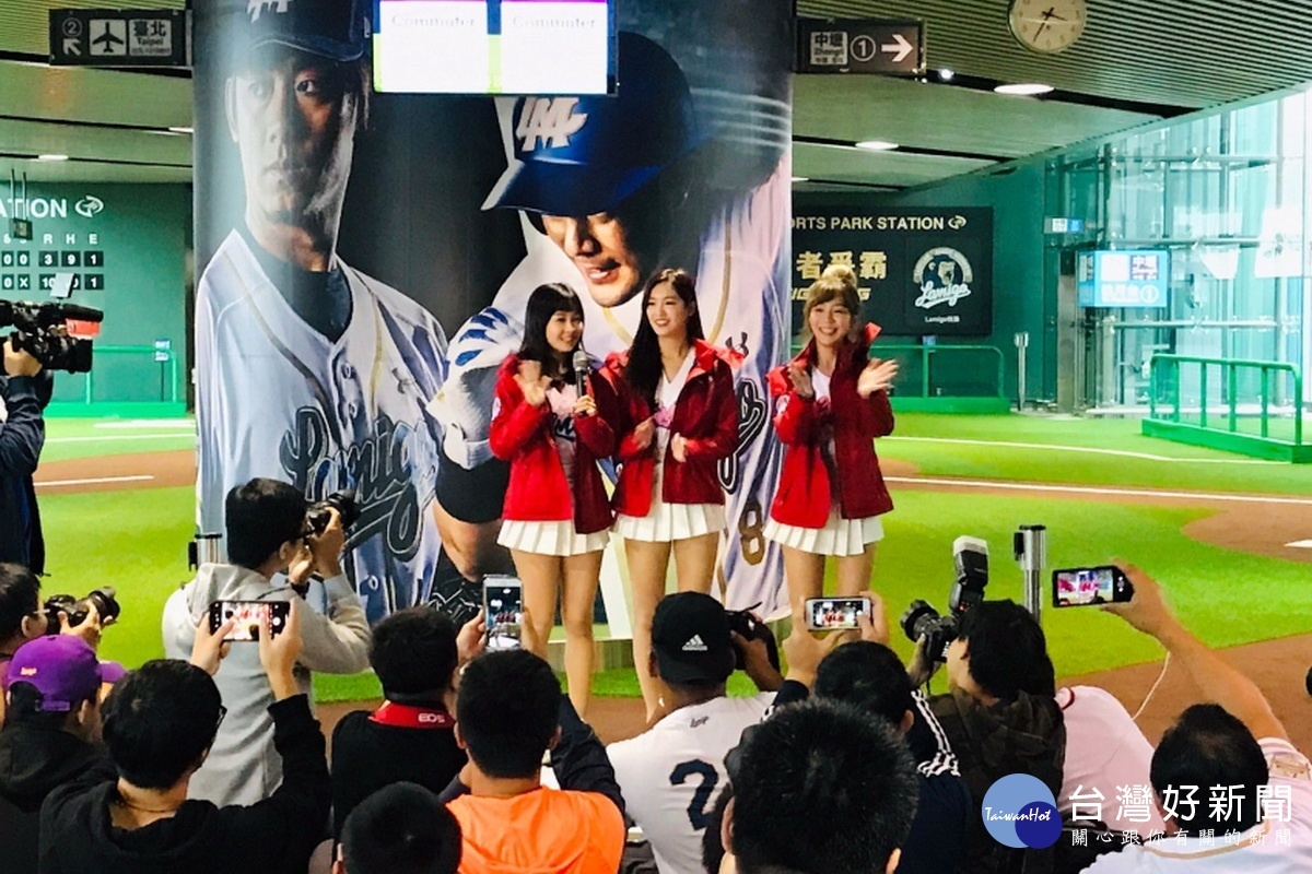 LamiGirls化身小魔女與球迷同樂,hi翻A19棒球車站。