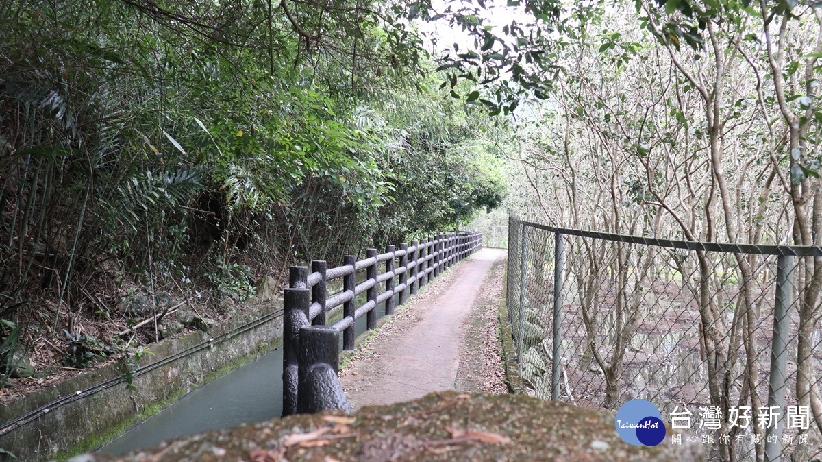 北港村的秘境景點-五棚坑自行車道，沿著水道步行，看到特殊的弧形水橋了解在地獨特農產資源。(圖/記者賴淑禎攝)