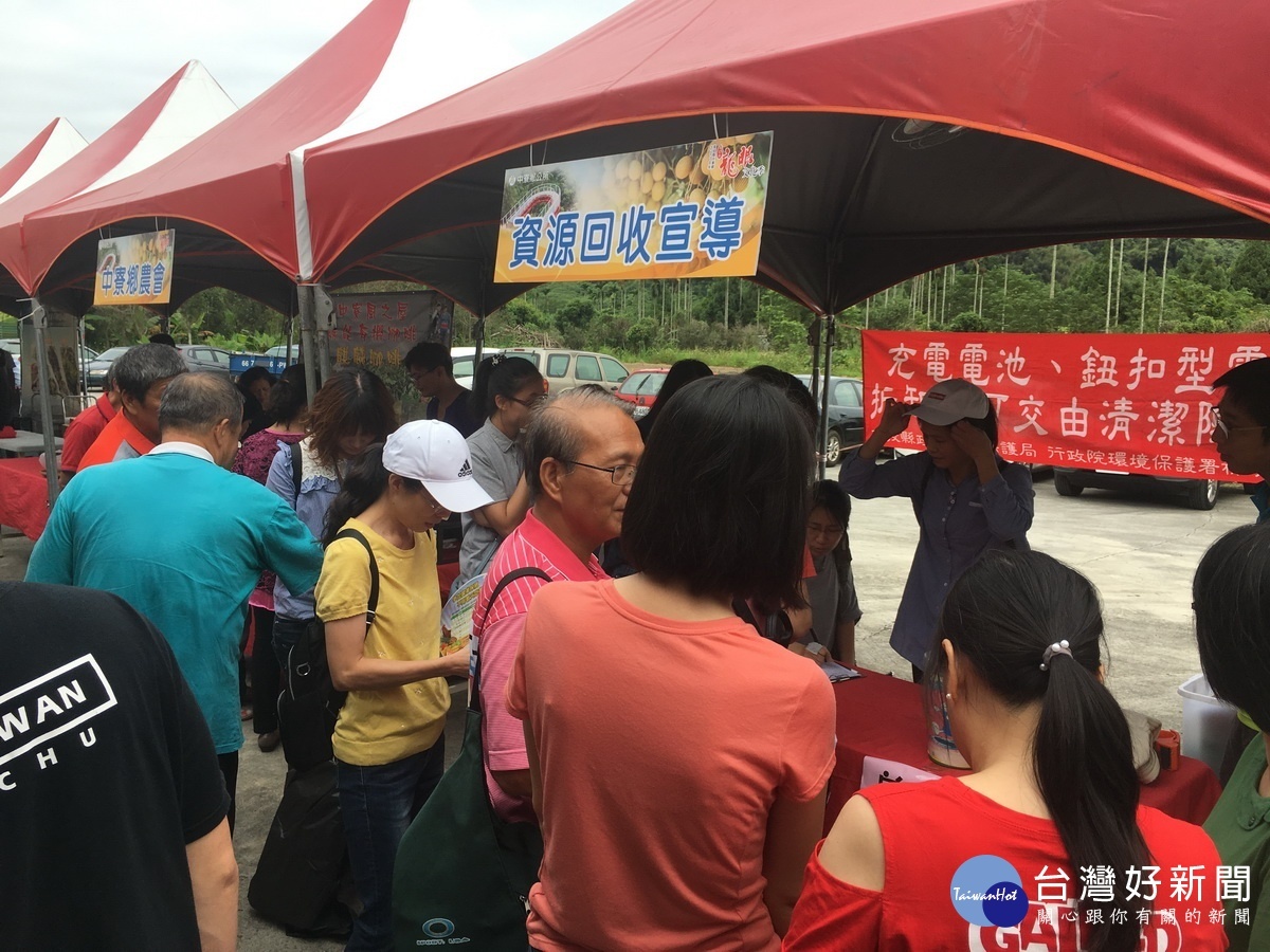 各攤位排隊參與或選購農產品。(記者扶小萍攝)