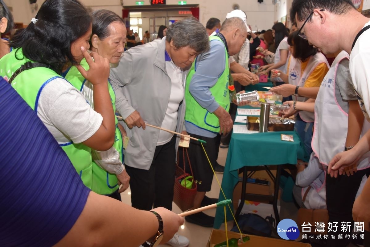 現場民眾踴躍參與認知促進趣味闖關小遊戲。