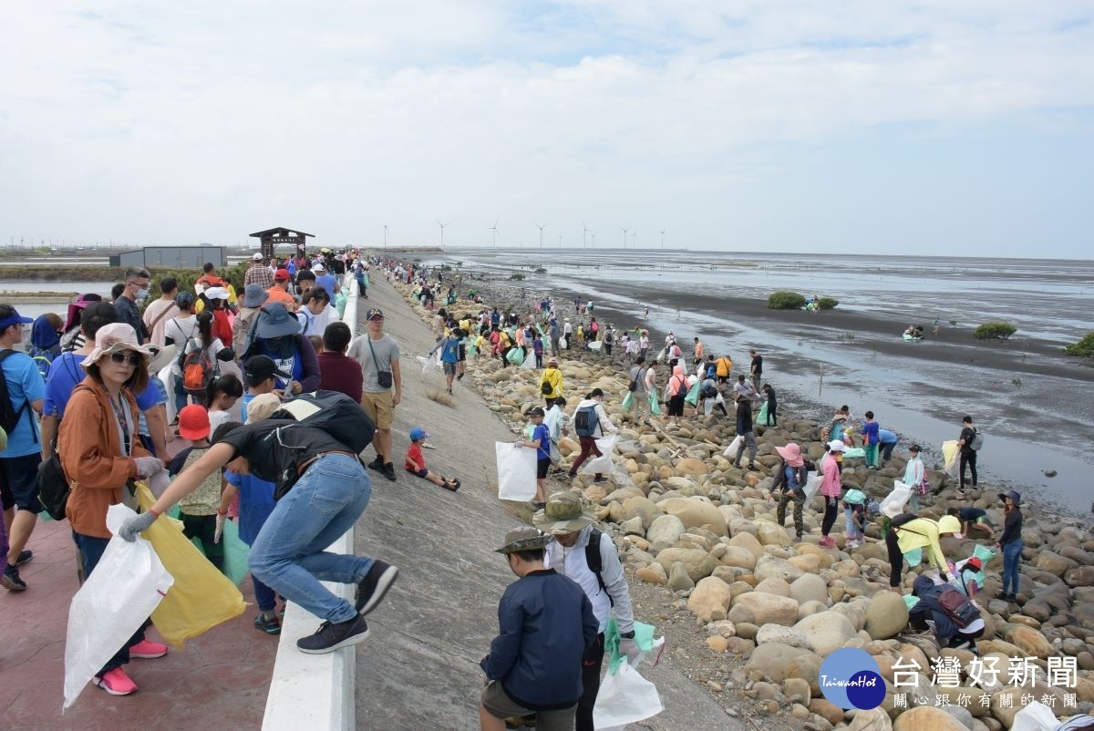 6000人參與彰化全海岸減塑聯合淨灘活動。