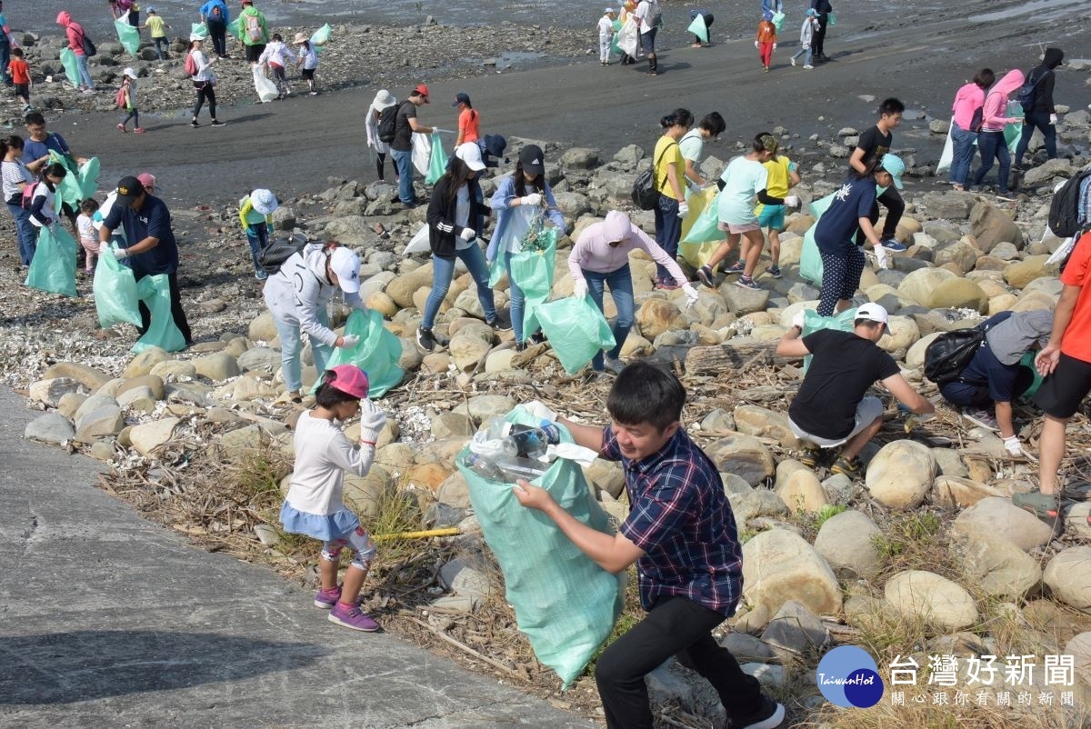 6000人參與彰化全海岸減塑聯合淨灘活動。