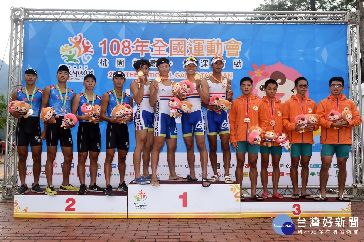 108全國運動會划船首金出爐,地主桃園隊拿下男子組輕量級四人單槳金牌,接受大會頒獎。