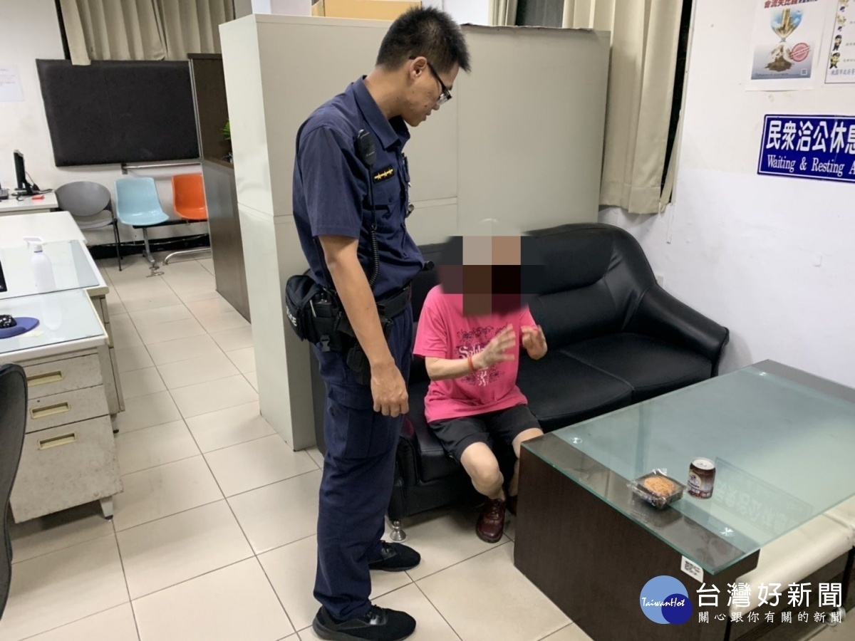 失智婦深夜遊蕩,八德警貼心助返家。