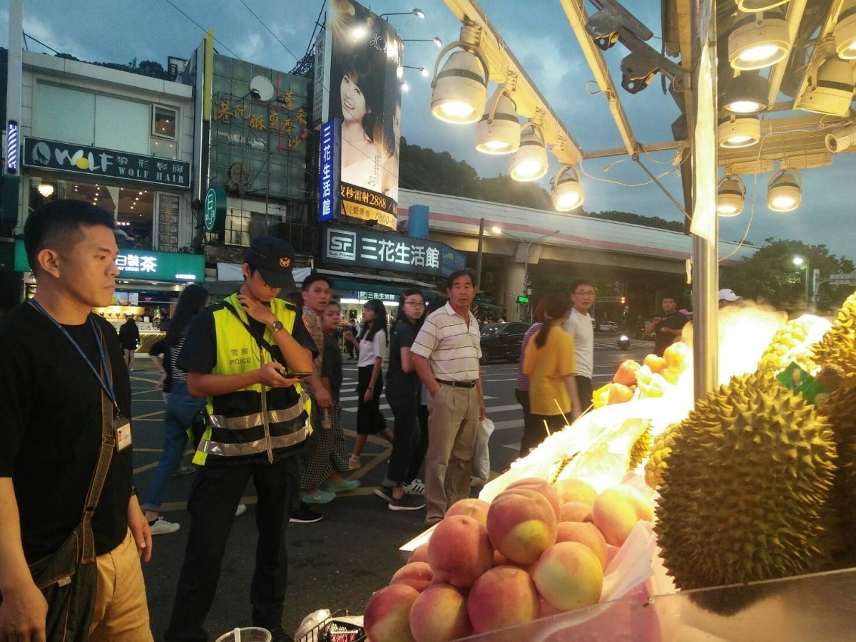北市市場處表示,為有效解決士林夜市現切水果爭議,自2019年7月1日起已要求士林夜市所有現切水果業者均改用固定容器(杯、盒)販售,例如以每杯(盒)50元或120元方式販賣,避免秤重計價產生消費爭議。(圖/台北市府市場處)