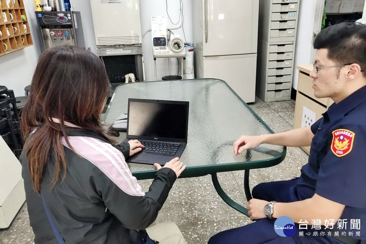 對於筆電失而復得,女子頻頻向警方表示感謝。