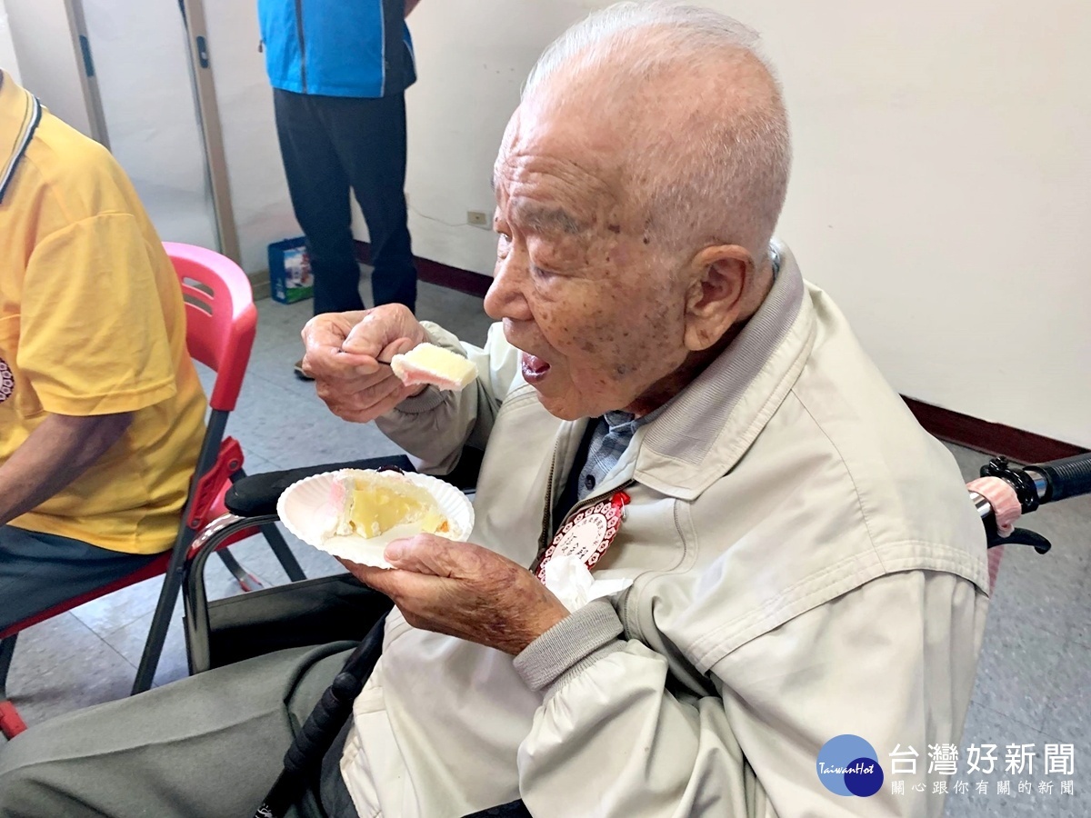 中華佛教善緣慈善會訪八德榮家 探視六名百歲人瑞