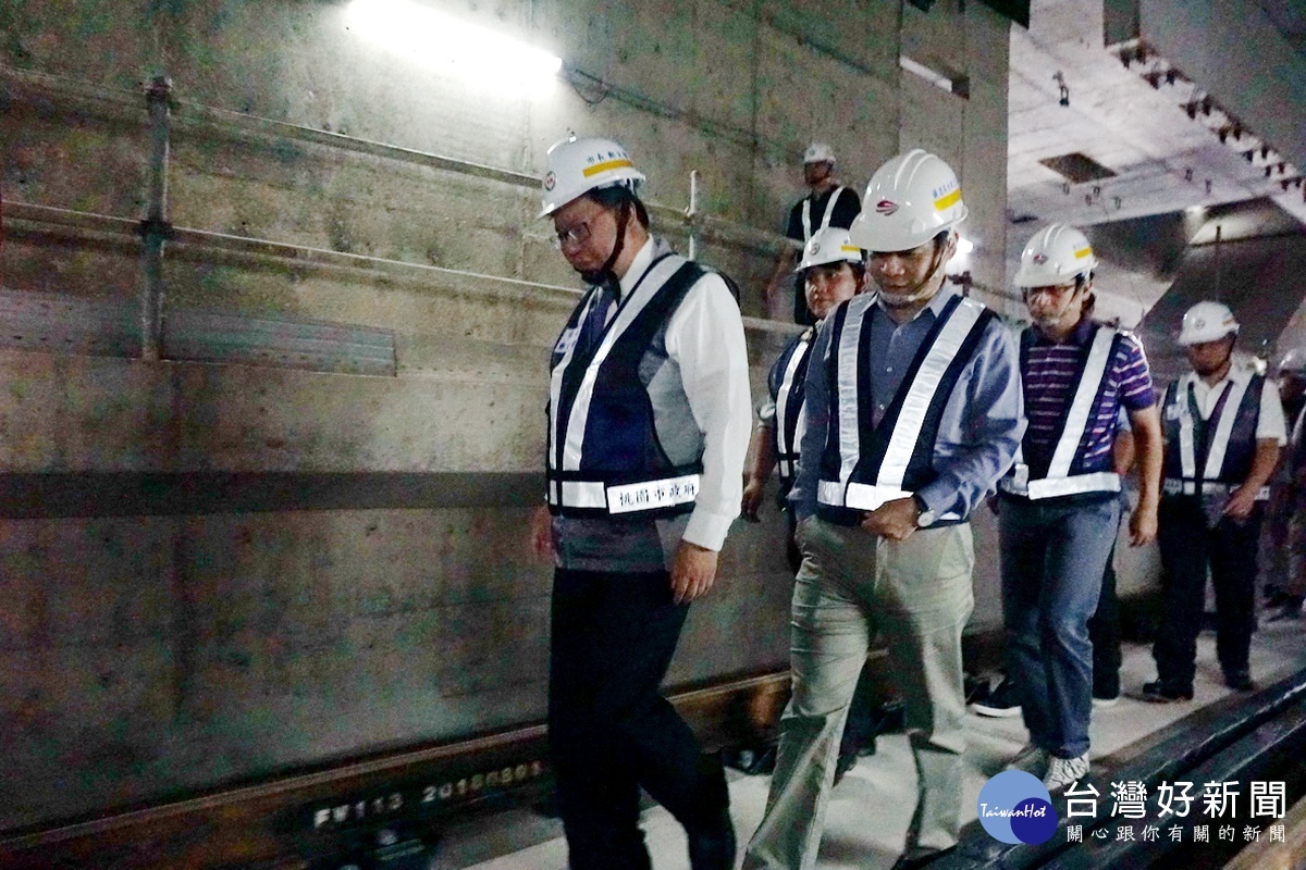 桃園市長鄭文燦視察機捷A22站工程進度，親自下到底層軌道現場查看。