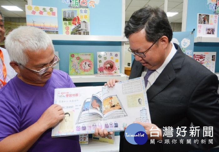 參展者為市長講說自己的生命故事書