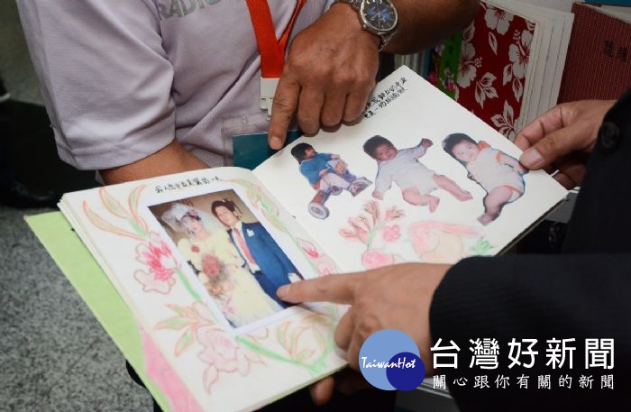 生命故事書使用各種媒材進行創作