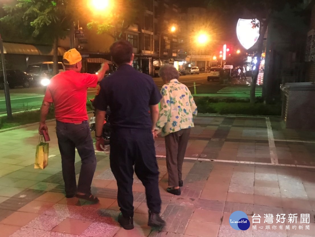 失智原住民老婦尋子迷途,中壢警方協助返家。
